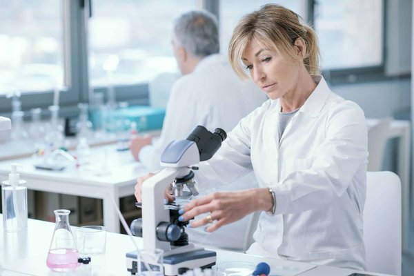 Quelles sont les particularités des laboratoires Expanscience ?